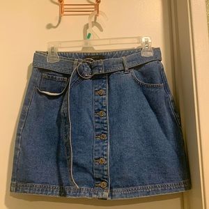 Cute button Jean skirt with 4 pokers and unattached belt with it size medium